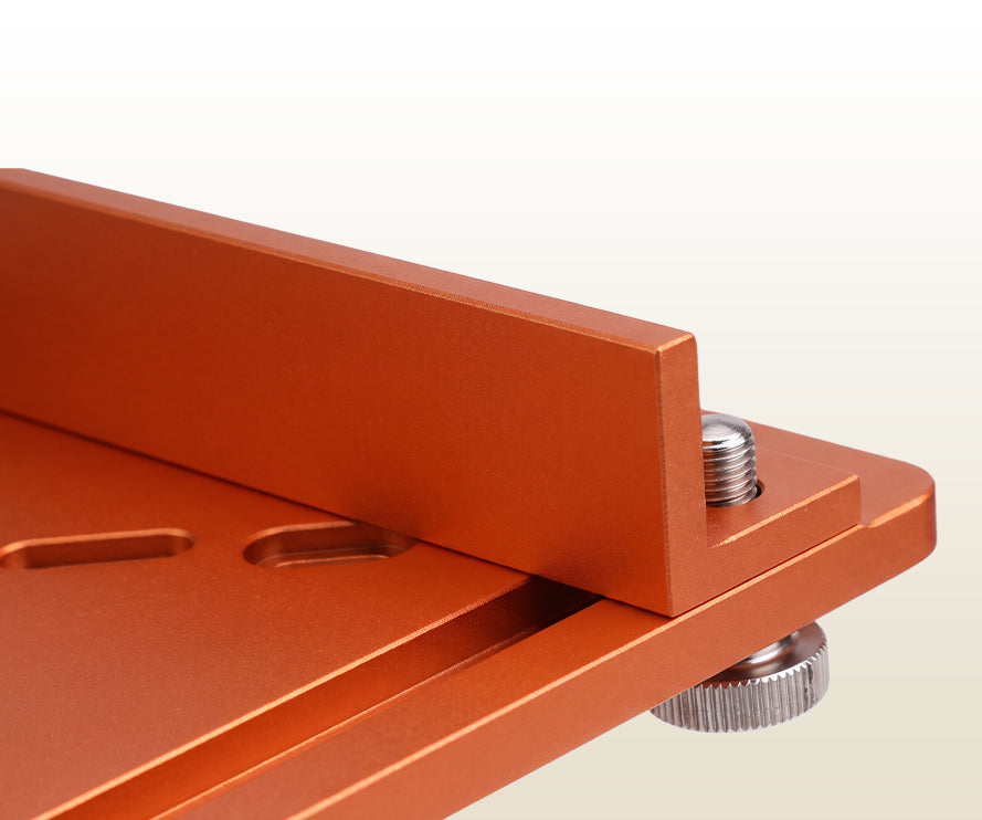 Guide ajustable fixé par vis