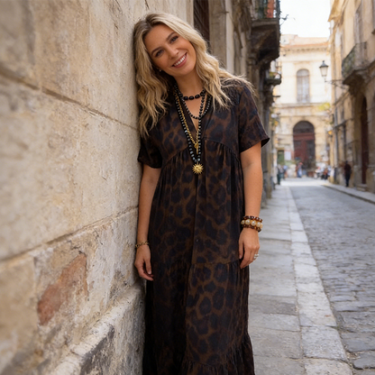 Robe léopard 💃 Col V, taille haute, coupe amincissante, jupe fluide, manches courtes respirantes : une élégance sauvage instantanée ! ✨